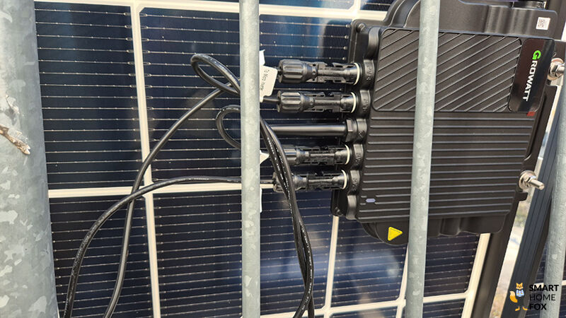 Der Growatt NEO 800M-X Mikrowechselrichter ist während der Vorinstallation sicher auf der Rückseite des onLite Solarpanels montiert.